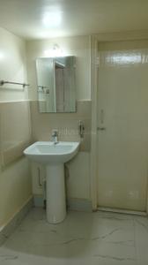 Bathroom Image of 951 Sq.ft 2 BHK Apartment / Flat for rent in Ulubari Guwahati for Rs. 25000