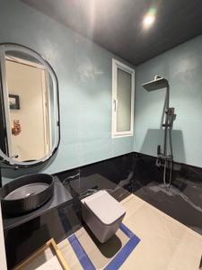 Bathroom Image of 650 Sq.ft 2 BHK Apartment / Flat for sale in Malad West Mumbai for Rs. 13500000