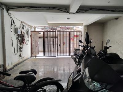 Parking Area Image of 1000 Sq.ft 3 BHK Apartment / Flat for sale in Sun View Apartment, Chhattarpur New Delhi for Rs. 6700000