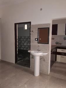 Bathroom Image of 1250 Sq.ft 2 BHK Builder Floor for rent in Gomti Nagar Lucknow for Rs. 18000