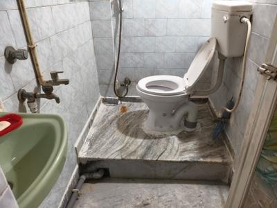Bathroom Image of 400 Sq.ft 1 BHK Apartment / Flat for rent in Keshtopur Kolkata for Rs. 9000