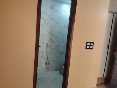 Bathroom Image of 1000 Sq.ft 2 BHK Builder Floor for rent in Preet Vihar New Delhi for Rs. 28000