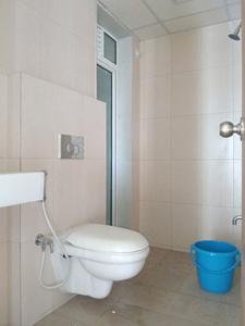 Common Bathroom Image of 1100 Sq.ft 3 BHK Apartment / Flat for rent in Godrej Emerald, Kasarvadavali Thane for Rs. 38000