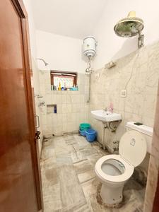 Bathroom Image of 2500 Sq.ft 2 BHK Builder Floor for rent in Mohit Nagar Dehradun for Rs. 28000