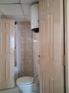 Common Bathroom Image of 1295 Sq.ft 3 BHK Apartment / Flat for sale in Supertech Cape Town, Sector 74 Noida for Rs. 13800000