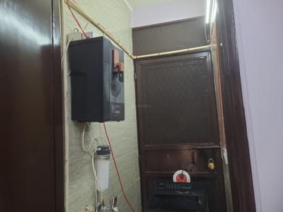 Bathroom Image of 600 Sq.ft 1 RK Builder Floor for rent in Vikaspuri New Delhi for Rs. 16000