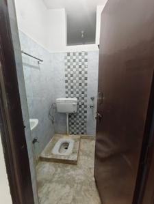 Bathroom Image of 750 Sq.ft 2 BHK Independent House for rent in Munirka New Delhi for Rs. 24000