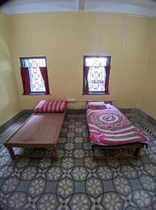 Bedroom Image of ROOM FOR RENT IN 3BHK LADIES FULL FURNISHED FLAT in Dhakuria, Kolkata