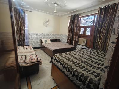 Bedroom Image of PG House in Green Field Colony, Faridabad