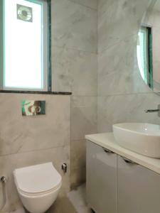 Heritage One Attached Bathroom with Bedroom One 4