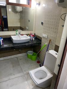 Bathroom Image of 1200 Sq.ft 2 BHK Builder Floor for rent in Green Park New Delhi for Rs. 65000