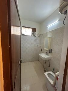 Bathroom Image of 600 Sq.ft 1 BHK Independent House for rent in Ambience Lagoon, DLF Phase 3 Gurgaon for Rs. 25000