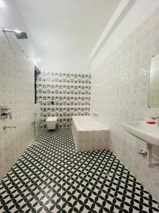 Bathroom Image of 2700 Sq.ft 4 BHK Independent House for rent in Bilhari Jabalpur for Rs. 20000