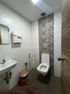 Bathroom Image of 1450 Sq.ft 2.5 BHK Independent House for rent in HDIL Metropolis Residences, Andheri West Mumbai for Rs. 119500