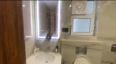 Bathroom Image of 2100 Sq.ft 3 BHK Apartment / Flat for rent in Experion Capital, Gomti Nagar Lucknow for Rs. 100000