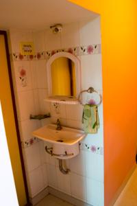 Bathroom Image of 2000 Sq.ft 3 BHK Apartment / Flat for rent in Maninagar Ahmedabad for Rs. 28000