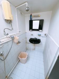 Bathroom Image of 905 Sq.ft 2 BHK Apartment / Flat for rent in Santacruz East Mumbai for Rs. 75000
