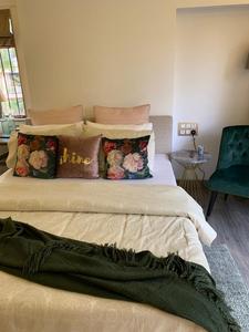 Bedroom Image of 1150 Sq.ft 2 BHK Apartment / Flat for sale in Land Breeze, Bandra West Mumbai for Rs. 42500000