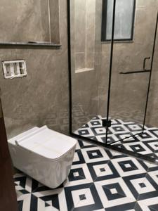 Common Bathroom Image of 2100 Sq.ft 3 BHK Builder Floor for rent in DLF Phase 2, DLF Phase 2 Gurgaon for Rs. 90000