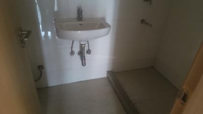 Bathroom Image of 1400 Sq.ft 3 BHK Apartment / Flat for rent in DLF Express Greens, Manesar Gurgaon for Rs. 40000