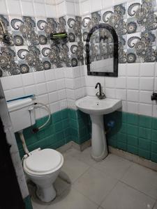 Bathroom Image of 1000 Sq.ft 2 BHK Apartment / Flat for rent in Sector 73 Noida for Rs. 22000