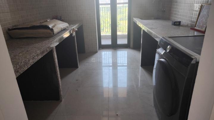 Tata Avenida Main Image 1