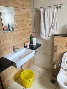 Bathroom Image of 1130 Sq.ft 2 BHK Apartment / Flat for sale in ABAD Oasis, Edappally Kochi for Rs. 10000000