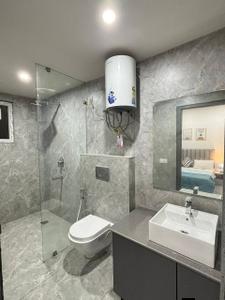 Bathroom Image of 750 Sq.ft 1 BHK Apartment / Flat for rent in Goyal Prime Plaza, Bodakdev Ahmedabad for Rs. 15000