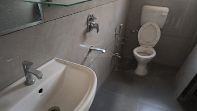 Bathroom Image of 400 Sq.ft 1 RK Apartment / Flat for rent in Old Palasia Indore for Rs. 9000