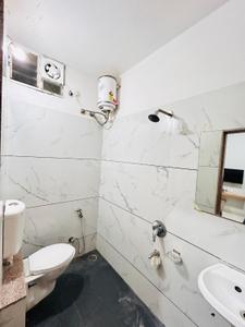 Bathroom Image of 611 Sq.ft 1 BHK Apartment / Flat for rent in Mahalakshmi Nagar Indore for Rs. 16000