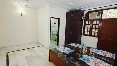 Bedroom Image of 1200 Sq.ft 3 BHK Builder Floor for rent in Swaraj Homes RWA Sant Nagar, Sant Nagar New Delhi for Rs. 60000