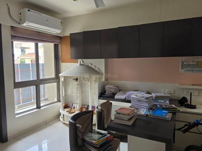 Bedroom Image of 2700 Sq.ft 4 BHK Apartment / Flat for rent in Bodakdev Ahmedabad for Rs. 100000