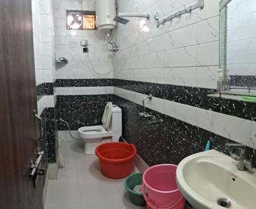 Bathroom Image of 1000 Sq.ft 3 BHK Independent House for rent in Uttam Nagar New Delhi for Rs. 20000