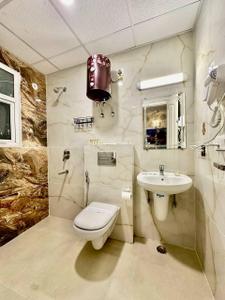 Bathroom Image of 1550 Sq.ft 3 BHK Apartment / Flat for rent in Omaxe The Palace, Gomti Nagar Lucknow for Rs. 55000