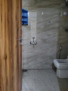Common Bathroom Image of 950 Sq.ft 2 BHK Apartment / Flat for rent in Chhattarpur New Delhi for Rs. 25000