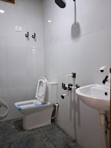 Common Bathroom Image of 1150 Sq.ft 3 BHK Apartment / Flat for rent in Sector 49 Noida for Rs. 20000
