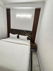Bedroom Image of Apna Niwas Boys Pg in Sector 16A, Noida