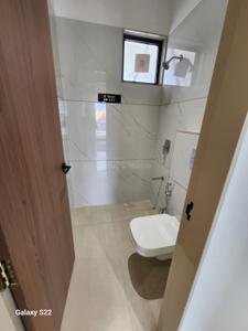 Bathroom Image of 1600 Sq.ft 4 BHK Apartment / Flat for sale in Coutyrad Bellavista, Bhayli Vadodara for Rs. 9600000