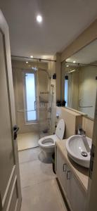 Bathroom Image of 1400 Sq.ft 3 BHK Apartment / Flat for rent in RNA Continental, Chembur Mumbai for Rs. 160000