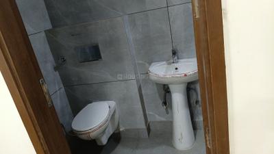Bedroom Image of 1500 Sq.ft 3 BHK Builder Floor for sale in Raja Park Apartment, Shakurpur New Delhi for Rs. 14500000