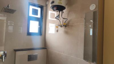 Bathroom Image of 600 Sq.ft 1 RK Builder Floor for rent in DLF Phase 3 Gurgaon for Rs. 25000