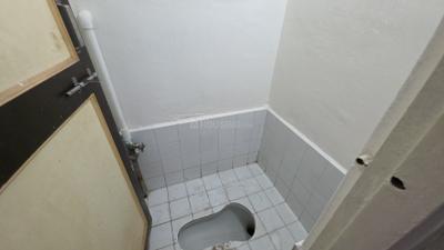 Bathroom Image of 600 Sq.ft 1 BHK Apartment / Flat for rent in Erandwane Pune for Rs. 18000