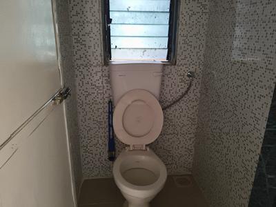 Bathroom Image of 320 Sq.ft 1 RK Apartment / Flat for rent in Borivali West Mumbai for Rs. 18000