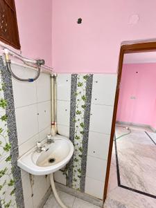 Bathroom Image of 325 Sq.ft 1 BHK Builder Floor for rent in Uttam Nagar New Delhi for Rs. 6000