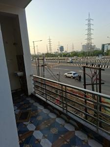 Balcony Image of 450 Sq.ft 1 RK Apartment / Flat for rent in Sector 62A Noida for Rs. 13500