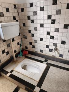 Bathroom Image of 900 Sq.ft 2 BHK Independent House for rent in Nagla Masani Aligarh for Rs. 15000