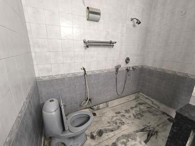 Bathroom Image of 4400 Sq.ft 3.5 BHK Builder Floor for rent in Sector 14 Faridabad for Rs. 45000
