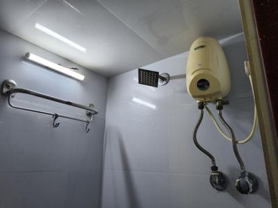 Bathroom Image of 650 Sq.ft 2 BHK Apartment / Flat for rent in Worli Mumbai for Rs. 70000