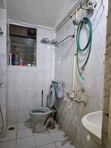 Common Bathroom Two Image of 812 Sq.ft 3 BHK Apartment / Flat for sale in Kalbadevi Mumbai for Rs. 25500000
