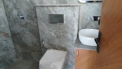Bathroom Image of 950 Sq.ft 1 BHK Builder Floor for rent in Sector 41 Gurgaon for Rs. 32000